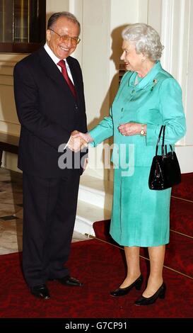 Die Königin schüttelt die Hände mit dem Präsidenten von Rumänien, Herrn Ion Iliescu, bevor er heute Nachmittag nach einem privaten Mittagessen den Buckingham Palace verlässt. Stockfoto