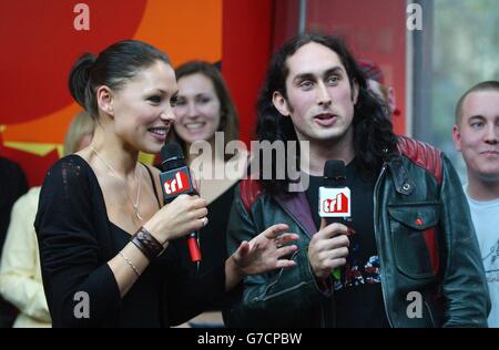 Komiker Ross Noble mit Moderatorin Emma Griffiths während seines Gastauftritts auf MTV's TRL - Total Request Live - Show in ihren neuen Studios am Leicester Square im Zentrum von London. Stockfoto