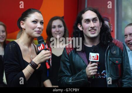 Komiker Ross Noble mit Moderatorin Emma Griffiths während seines Gastauftritts auf MTV's TRL - Total Request Live - Show in ihren neuen Studios am Leicester Square im Zentrum von London. Stockfoto