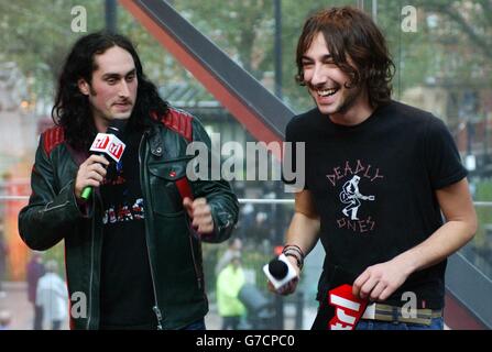 Komiker Ross Noble (links) mit Moderator Alex Zane während seines Gastauftritts in der TRL - Total Request Live - Show von MTV in ihren neuen Studios am Leicester Square im Zentrum von London. Stockfoto