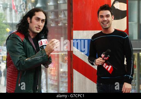 Komiker Ross Noble (links) mit Moderator Dave Berry während seines Gastauftritts auf der TRL - Total Request Live - Show von MTV in ihren neuen Studios am Leicester Square im Zentrum von London. Stockfoto