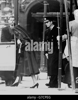 Die Königin, stark verschleiert und gefolgt vom Herzog von Edinburgh, der die Westminster Hall, London, verließ, nachdem er den Kurzgottsdienst vor dem liegend-Zustand von Queen Mary besucht hatte. Stockfoto