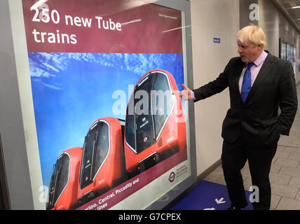 Der Bürgermeister von London, Boris Johnson, nimmt an der Enthüllung der Entwürfe für die nächste Generation von U-Bahn-Zügen, die Mitte der 2020er Jahre in Betrieb gehen werden, Teil. Die neuen Züge werden zunächst auf der Piccadilly Line eingeführt, gefolgt von der Bakerloo, Central und Waterloo und City Lines. Stockfoto