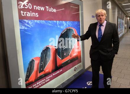 Der Bürgermeister von London, Boris Johnson, nimmt an der Enthüllung der Entwürfe für die nächste Generation von U-Bahn-Zügen, die Mitte der 2020er Jahre in Betrieb gehen werden, Teil. Die neuen Züge werden zunächst auf der Piccadilly Line eingeführt, gefolgt von der Bakerloo, Central und Waterloo und City Lines. Stockfoto