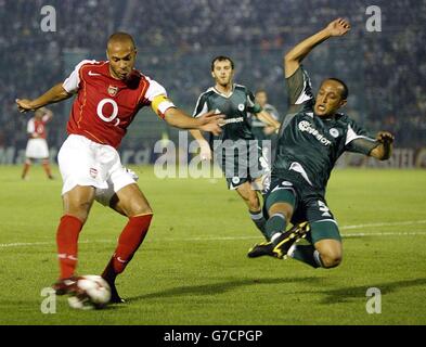 Thierry Henry von Arsenal kämpft mit Nasief Morris von Panathinakikos während des UEFA Champions League-Spiel der Gruppe E im Apostolos Nikolaidis-Stadion, Athen, Griechenland. Stockfoto