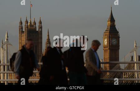 Am frühen Morgen Pendler überqueren Waterloo Bridge in London. Stockfoto