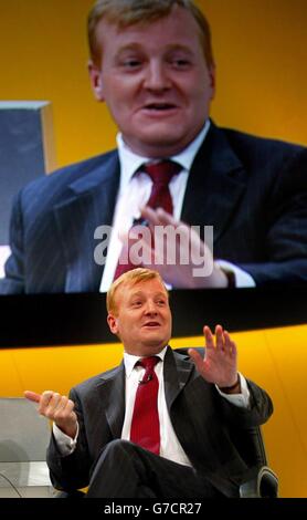 Der Führer der Liberaldemokraten, Charles Kennedy, beantwortet Fragen von Delegierten auf der Jahreskonferenz der Partei in Bournemouth. Stockfoto