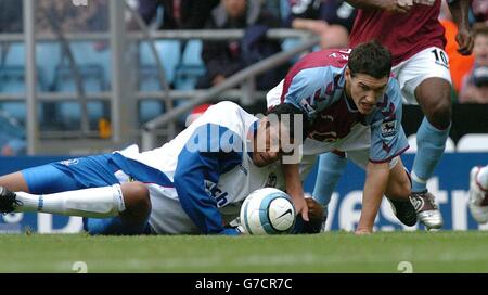 Die Fitz Hall (links) des Crystal Palace und Gareth Barry von Aston Villa kämpfen während des Barclaycard Premiership-Spiels in Villa Park, Birmingham, am Samstag, 25. September 2004, um mit dem Ball Schritt zu halten Stockfoto