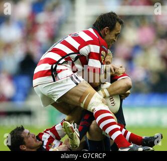 Wigans Craig Smith-hoch bekämpft St Helens' Sean Long und wird während des Ausscheidungsspiels der Tetley's Super League im JJB Stadium, Wigan, am Samstag, 25. September 2004, bestraft. Stockfoto