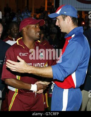 West Indies Kapitän Brian Lara schüttelt die Hand des niedergeschlagenen England Kapitän Michael Vaughan nach dem Sieg seines Teams im ICC Champions Trophy Finale im Oval, London. . KEINE NUTZUNG DES MOBILTELEFONS. Stockfoto