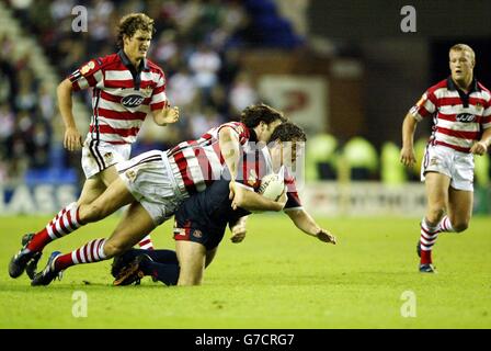 Andy Farrell von Wigan bringt St Helens' Lee Gilmour während des Tetley's Super League Elimination Play-off im JJB Stadium, Wigan. . Stockfoto