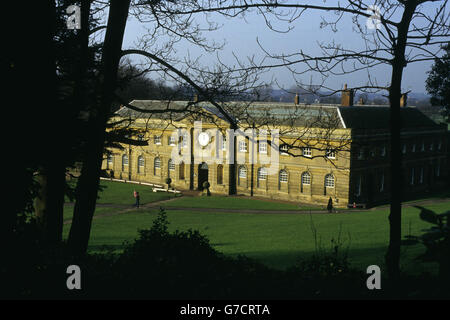 Das Bild zeigt das Nottingham Industrial Museum, das sich im Stallblock aus dem 17. Jahrhundert der Wollaton Hall im Wollaton Park, Nottingham, befindet. Wollaton Hall wurde zwischen 1580 und 1588 für Sir Francis Willoughby erbaut und soll vom elisabethanischen Architekten Robert Smythson entworfen worden sein. 2011 wurden vor der Wollaton Hall wichtige Szenen aus dem Batman-Film The Dark Knight Rises gedreht. Stockfoto