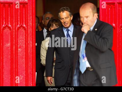 Der britische Premierminister Tony Blair und seine Frau Cherie verlassen die St. Peter's Church, Brighton, nach dem traditionellen Gottesdienst vor Beginn der Jahreskonferenz der Labour-Partei, die heute Nachmittag in der Stadt beginnt. Blair und Cherie schlossen sich den Kirchenbesuchern an, die für die sichere Rückkehr des Irak als Geisel von Ken Bigley beteten. Auch Minister Alun Michael und Regierungschef Hilary Armstrong gehörten zur Gemeinde. Stockfoto