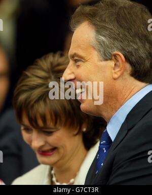 Tony Blair und seine Frau Cherie verlassen Str. Peters Kirche Stockfoto