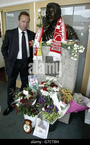 John McGovern, der Kapitän der beiden Nottingham Forest Seiten, die die Europameisterschaft in 1979 & 1980 gewonnen steht an einer Büste von Brian Clough auf dem City Ground Nottingham. KEINE INOFFIZIELLE CLUB-WEBSITE. Stockfoto