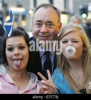 Der erste Minister von Schottland Alex Salmond in Inverurie, Schottland, als Schottland an die Wahlen geht, um am schottischen Unabhängigkeitsreferendum abzustimmen. Stockfoto