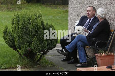 Alex Salmond, der erste Minister Schottlands, wird in Ellon, Schottland, abgebildet, als Schottland an die Urnen geht, um beim schottischen Unabhängigkeitsreferendum abzustimmen. Stockfoto