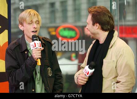 Die Schauspieler Mackenzie Crook (links) und Christian Slater während ihres Gastauftritts in der TRL - Total Request Live - Show von MTV in den neuen Studios am Leicester Square im Zentrum von London. Das Paar erscheint derzeit im West End-Spiel „One flog über das Kuckucksnest“. Stockfoto