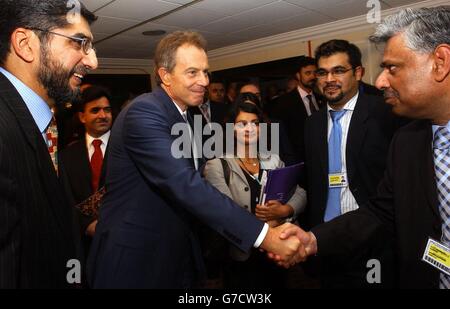 Premierminister Tony Blair trifft sich mit Mitgliedern des muslimischen Rates von Großbritannien, darunter dem Generalsekretär Iqbal Sacranie (links), bei einem Treffen an einem Rande der Jahreskonferenz der Labour Party in Brighton. Stockfoto