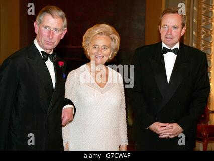 Die französische First Lady Bernadette Chirac (C), der britische Prinz Charles (L) und der französische Kulturminister Jean-Jacques Aillagon (R) posieren während der Pause in der Opéra Garnier in Paris bei einer Galaveranstaltung zum hundertsten Jahrestag der Entente-Cordiale, dem Freundschaftspakt zwischen Großbritannien und Frankreich, der Jahrhunderte der Feindschaft beendete. Stockfoto