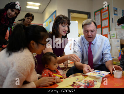 Der Schattenkanzler Ed Balls und die Sekretärin von Shadow Work and Pensions Rachel Reeves besuchen das Ashbury Meadow Sure Start Center in Manchester, bevor sie ihre Keynote-Reden auf der Labour Party Conference halten. Stockfoto