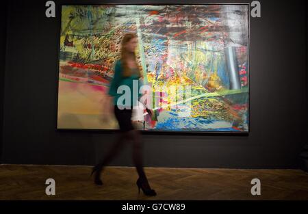 Ein Assistent der Galerie fährt an „Netz“ vorbei, 1985 von Gerhard Richter und geschätzt auf £7m - £10m, das Teil von 44 großen Nachkriegskunstwerken aus der Essl-Sammlung ist, die am 13. Oktober im Christie's Mayfair in London zum Verkauf stehen werden. Stockfoto