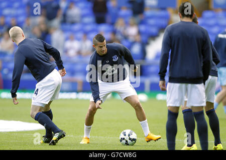 Fußball - Barclays Premier League - Everton gegen Crystal Palace - Goodison Park. Evertons Kevin Mirallas (Mitte) während des Warm-Up Stockfoto