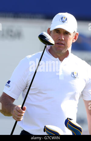 Golf - 40. Ryder Cup - Preview Day - Gleneagles. Lee Westwood, Spieler des European Ryder Cup, während eines Trainings auf der Strecke auf dem Gleneagles Golf Course, Perthshire. Stockfoto