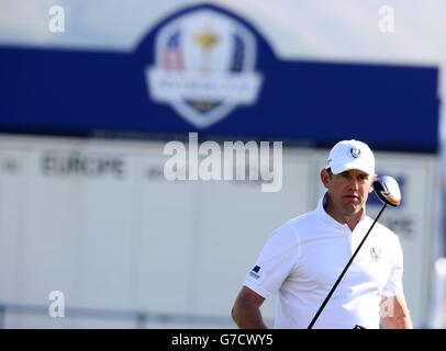 Golf - 40. Ryder Cup - Preview Day - Gleneagles. Lee Westwood, Spieler des European Ryder Cup, während eines Trainings auf der Strecke auf dem Gleneagles Golf Course, Perthshire. Stockfoto