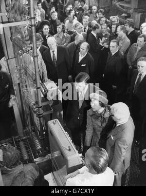 Royalty - Königin Elizabeth II - Zeitung Printing Press, London Stockfoto