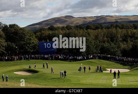 Golf - 40. Ryder Cup - Praxis Tag zwei - Gleneagles. Der europäische Lee Westwood schnitzt am 10. Während einer Trainingseinheit auf dem Gleneagles Golf Course in Perthshire einen Bunker aus. Stockfoto