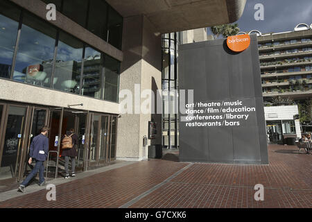 Ein Eingang zum Barbican Centre in der City of London. Stockfoto