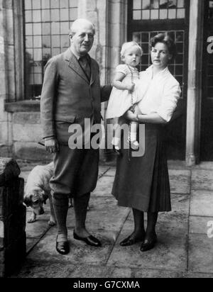 Premierminister Harold Macmillan mit seiner Nichte, der Herzogin von Devonshire und ihrer Tochter Lady Sophia Cavendish. Stockfoto