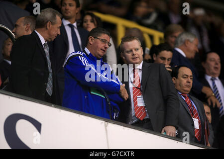 Paul Faulkner, der neue Chef von Nottingham Forest (Mitte rechts), spricht mit Jimmy Gilligan (2. Links), Nottingham Forest Lead Professional Development Coach und John McGovern, dem ehemaligen Nottingham Forest Captain (links), während sie während des dritten Spiels des Capital One Cup in der White Hart Lane in London ihre Sitze an den Ständen einnehmen. Stockfoto