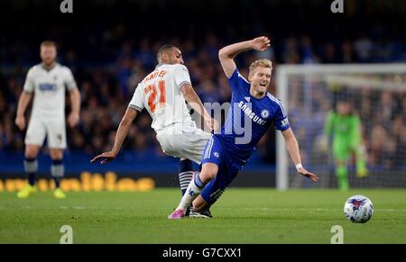 Bolton Wanderers' Darren Pratley (links) Fouls Andre Schurrle aus Chelsea während des Capital One Cup Third Round Spiels in Stamford Bridge, London. Stockfoto