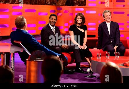 (Von links nach rechts) Moderator Graham Norton, Denzel Washington, Gemma Arterton und Peter Capaldi während der Dreharbeiten zur Graham Norton Show in den London Studios im Süden Londons, die am Freitagabend auf BBC One ausgestrahlt werden. Stockfoto