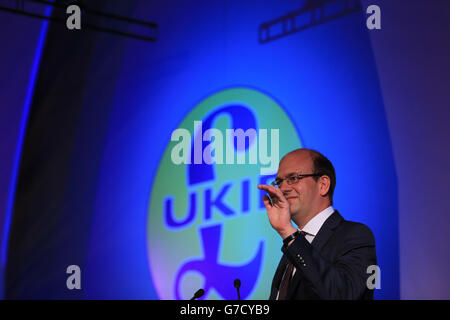 Mark Reckless von UKIP hält seine Rede während der Ukip-Jahreskonferenz auf der Rennbahn Doncaster in South Yorkshire. Stockfoto