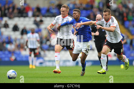 Demarai Gray (Mitte) von Birmingham City wird von Fulham's Lasse Vigen Christensen (links) und Nikolay Bodurov (rechts) während des Sky Bet Championship-Spiels in St. Andrews, Birmingham, zurückgehalten. Stockfoto