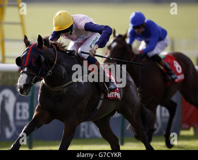 Bronze Angel (gelbe Kappe) von Louis Steward geritten gewinnt die Betfred Cambridgeshire (Heritage Handicap) während des dritten Tages des Cambridgeshire Meeting auf Newmarket Racecourse, Newmarket. Stockfoto