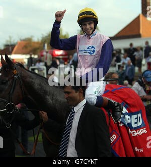 Bronze Angel (gelbe Kappe) von Louis Steward geritten gewinnt die Betfred Cambridgeshire (Heritage Handicap) während des dritten Tages des Cambridgeshire Meeting auf Newmarket Racecourse, Newmarket. Stockfoto