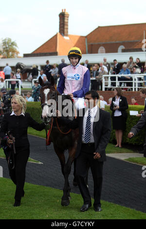 Bronze Angel (gelbe Kappe) von Louis Steward geritten gewinnt die Betfred Cambridgeshire (Heritage Handicap) während des dritten Tages des Cambridgeshire Meeting auf Newmarket Racecourse, Newmarket. Stockfoto