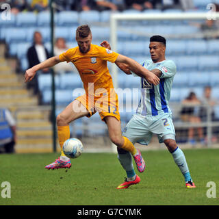 Soccer - Sky Bet League One - Coventry City / Preston North End - Ricoh Arena. Jordan Willis von Coventry City (rechts) und Paul Gallagher von Preston North End fordern den Ball Stockfoto