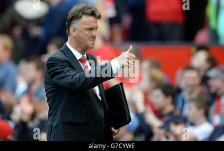 Manchester United Manager Louis van Gaal begrüßt die Fans nach dem Sieg seines Teams 2-1 gegen West Ham United, während der Barclays Premier League Spiel in Old Trafford, Manchester. Stockfoto