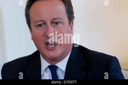 David Cameron trifft den italienischen Premierminister Matteo Renzi (nicht im Bild) in der Downing Street 10 im Zentrum von London zu Gesprächen. Stockfoto