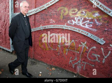 Erzbischof von Canterbury Justin Welby besucht die Friedensmauer in Cupar Way im Westen von Belfast. Stockfoto