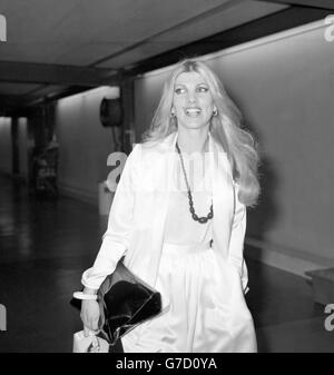 Singer-Songwriterin Lynsey de Paul am Flughafen Heathrow, wo sie nach Antigua flog. Stockfoto