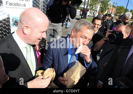 Der Vorsitzende der Ukip-Partei Nigel Farage (Mitte) aß während eines Besuchs im Wahlkreis Heywood und Middleton vor den Nachwahlen nächste Woche ein Speck-Sandwich. Stockfoto