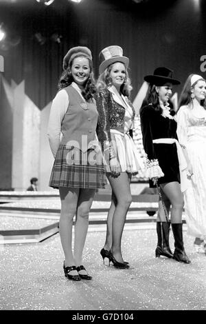 Miss UK Sheena Drummond, 18, (links), während der Proben für den Miss World-Wettbewerb in der Londoner Royal Albert Hall. Neben ihr ist Miss USA Gail Renshaw, 22. Stockfoto