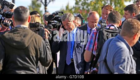 Der Vorsitzende der Ukip-Partei Nigel Farage (Mitte) während eines Besuchs im Wahlkreis Heywood und Middleton vor den Nachwahlen nächste Woche. Stockfoto