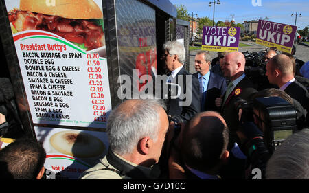 Der Vorsitzende der Ukip-Partei Nigel Farage (Mitte) während eines Besuchs im Wahlkreis Heywood und Middleton vor den Nachwahlen nächste Woche. Stockfoto